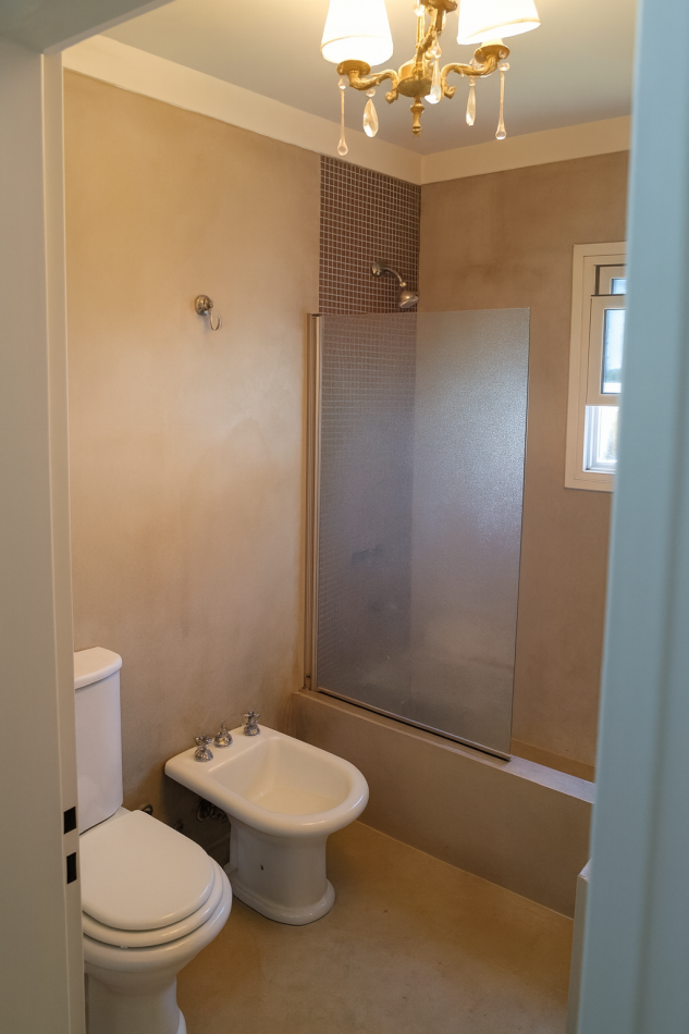 Casa 6 Ambientes C/Fondo y Pileta En Castelar Norte Apto Credito