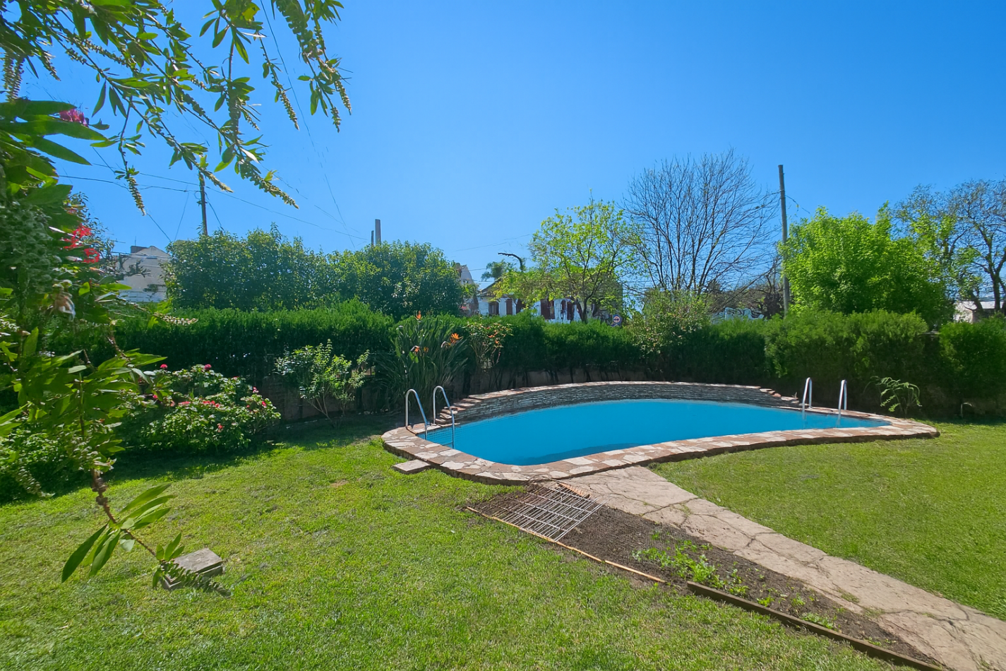 Chalet 6 Ambientes C/Fondo y Pileta En Castelar Norte