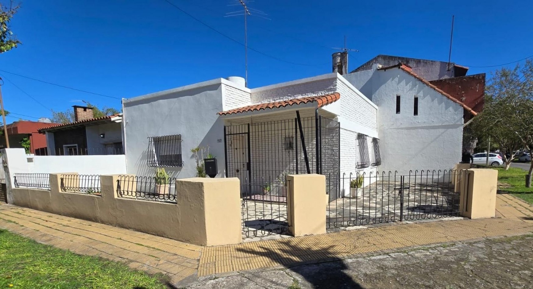 Casa 3 Amb + Depto 2 amb En Ituzaingo Norte