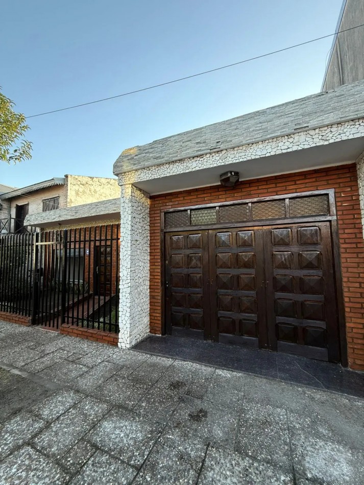 Casa 3 Ambientes con Cochera en Castelar Norte Apto Credito