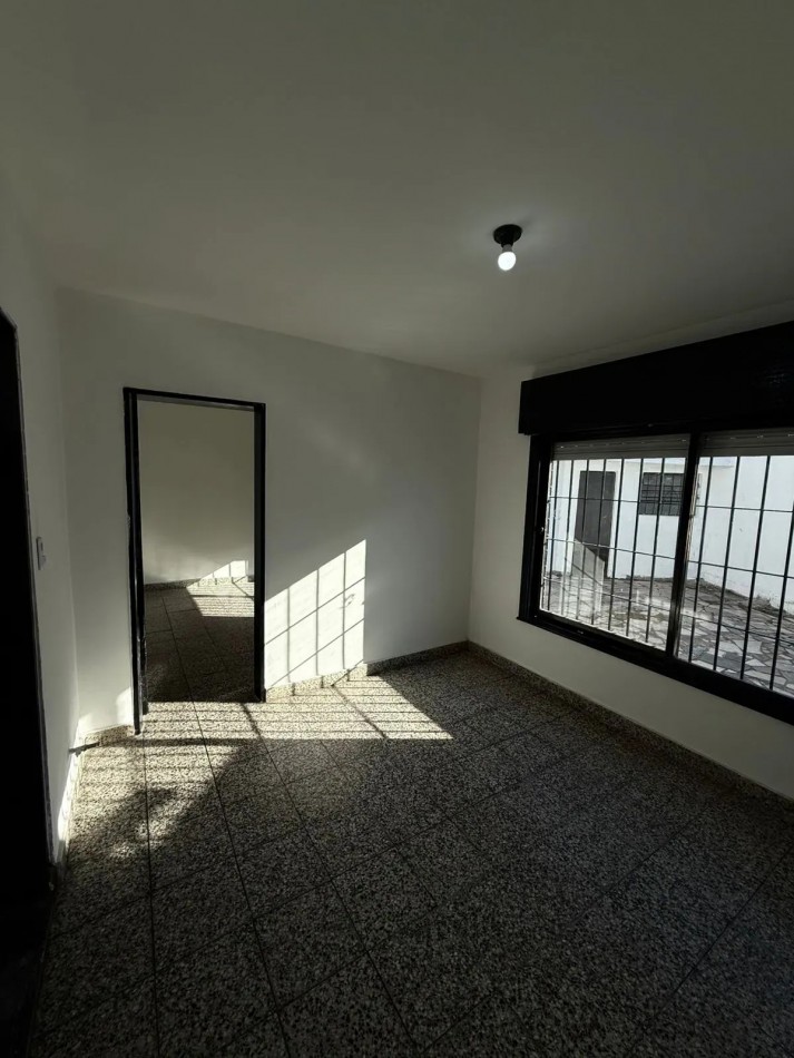Casa 3 Ambientes con Cochera en Castelar Norte Apto Credito