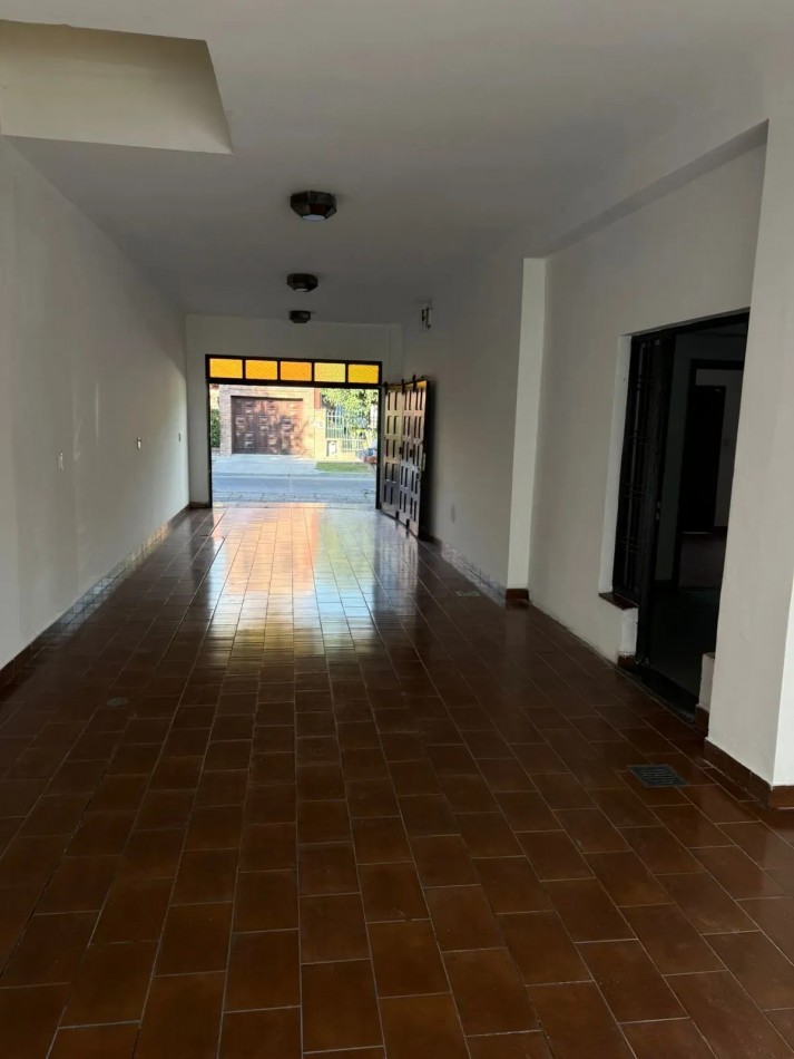 Casa 3 Ambientes con Cochera en Castelar Norte Apto Credito