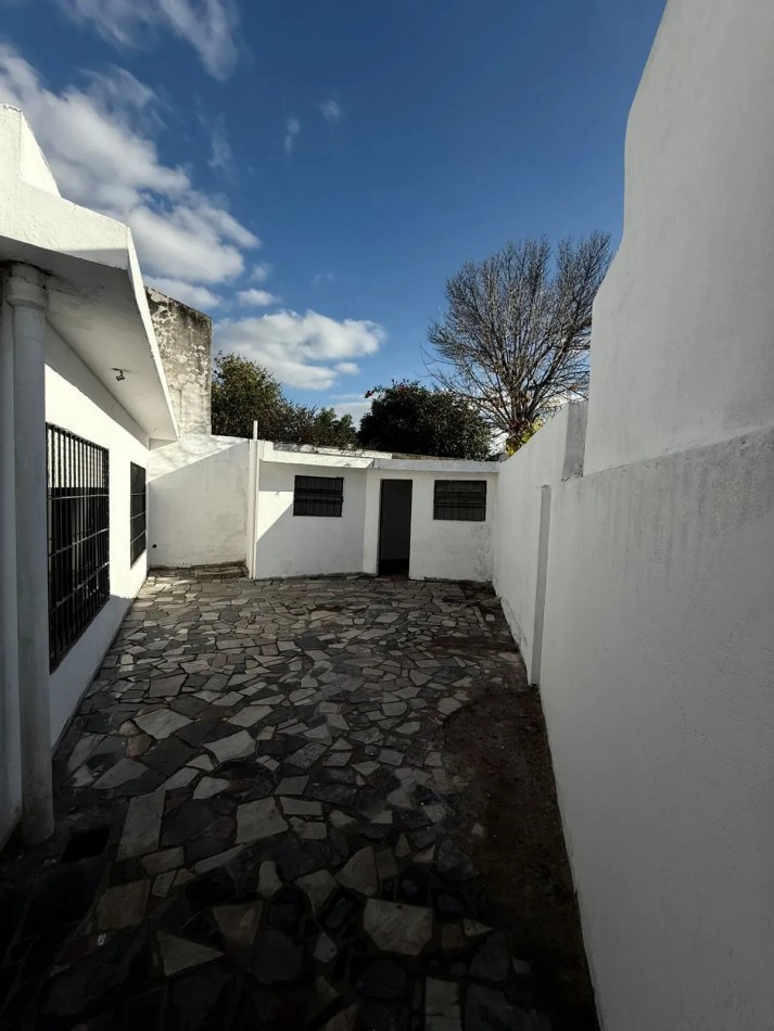 Casa 3 Ambientes con Cochera en Castelar Norte Apto Credito