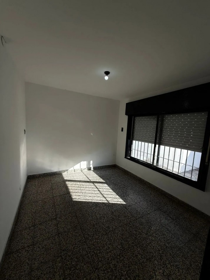 Casa 3 Ambientes con Cochera en Castelar Norte Apto Credito