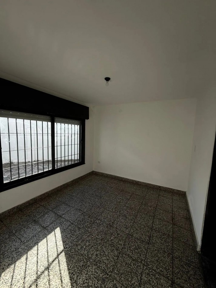 Casa 3 Ambientes con Cochera en Castelar Norte Apto Credito