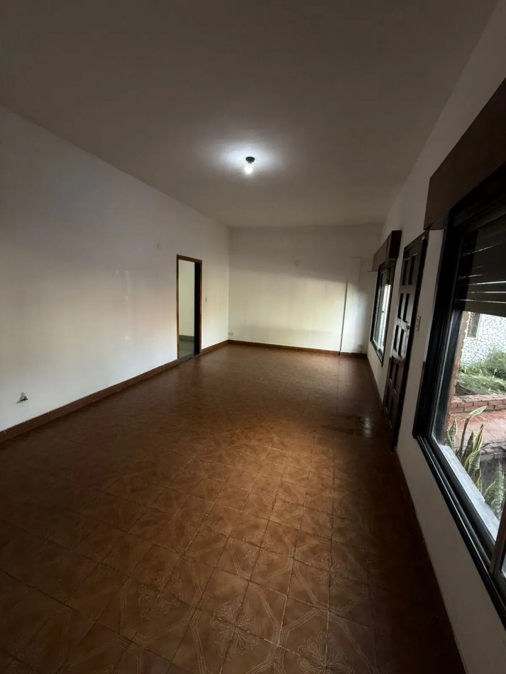 Casa 3 Ambientes con Cochera en Castelar Norte Apto Credito