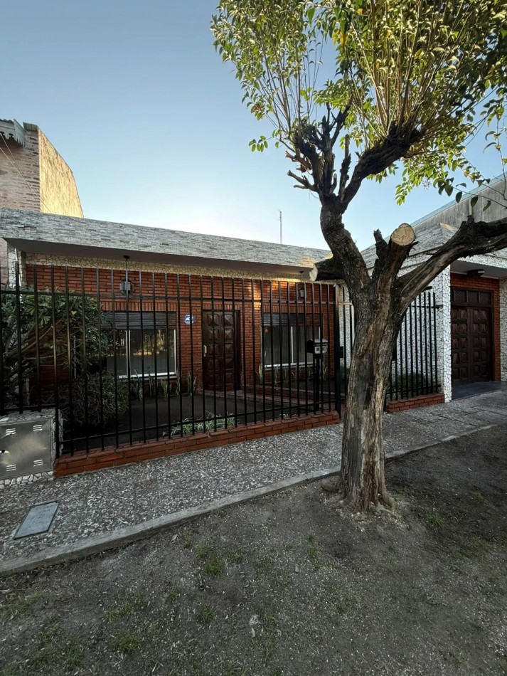 Casa 3 Ambientes con Cochera en Castelar Norte Apto Credito