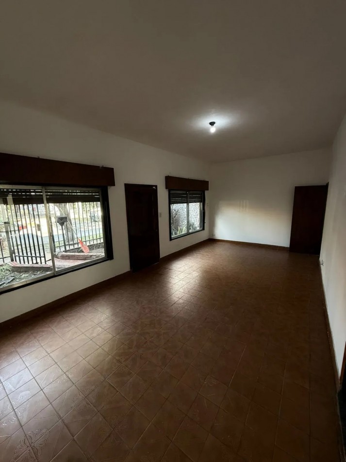 Casa 3 Ambientes con Cochera en Castelar Norte Apto Credito