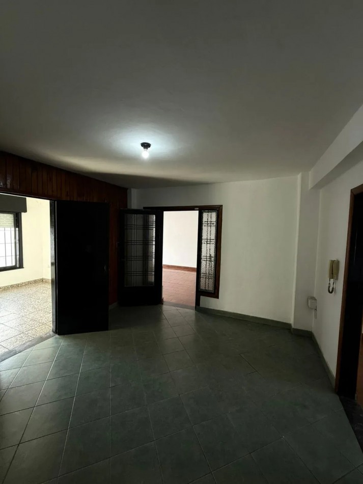 Casa 3 Ambientes con Cochera en Castelar Norte Apto Credito
