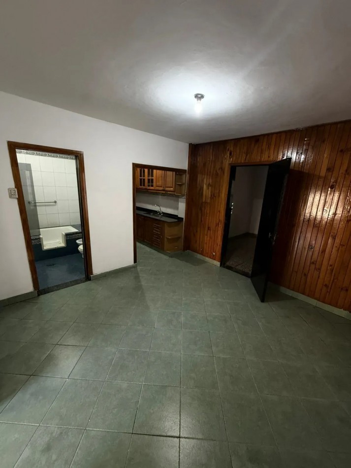 Casa 3 Ambientes con Cochera en Castelar Norte Apto Credito