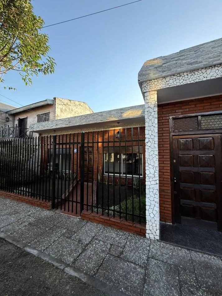 Casa 3 Ambientes con Cochera en Castelar Norte Apto Credito