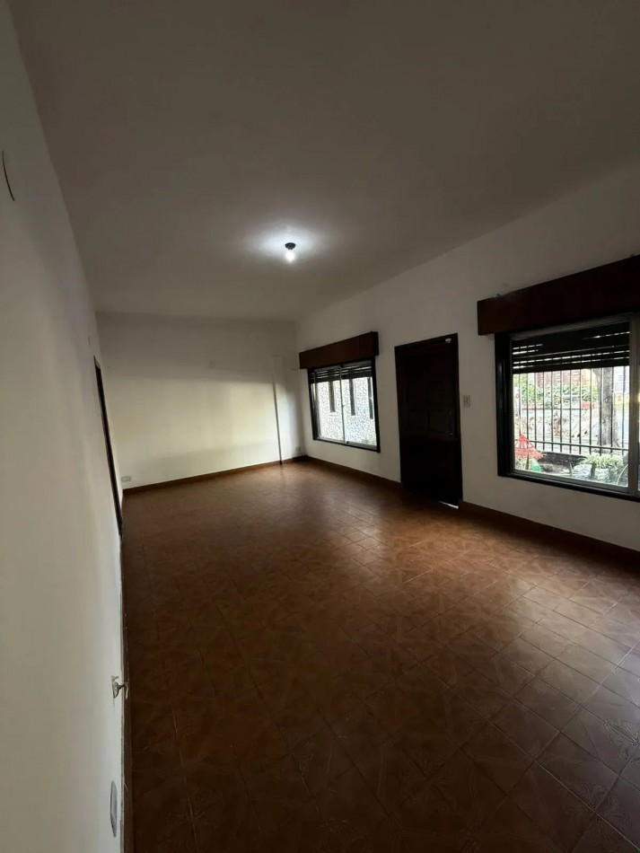 Casa 3 Ambientes con Cochera en Castelar Norte Apto Credito