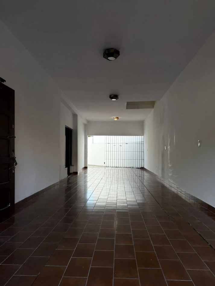 Casa 3 Ambientes con Cochera en Castelar Norte Apto Credito