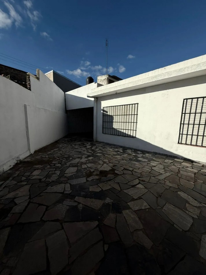 Casa 3 Ambientes con Cochera en Castelar Norte Apto Credito