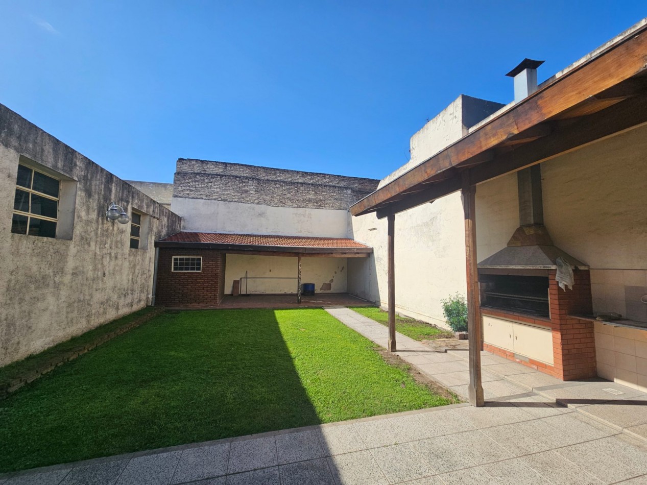 Casa + Galpon en Moron Zona Comercial