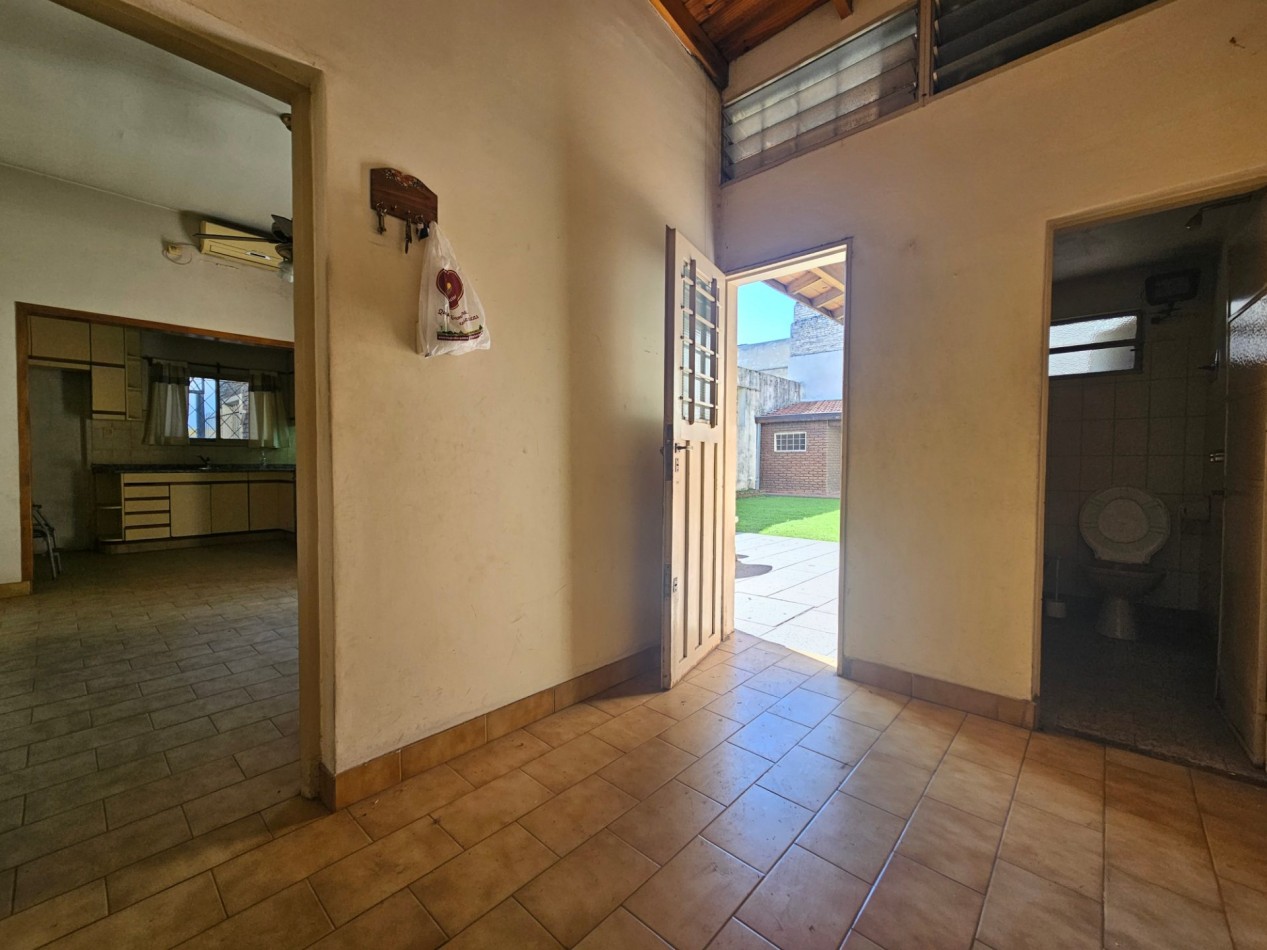 Casa + Galpon en Moron Zona Comercial