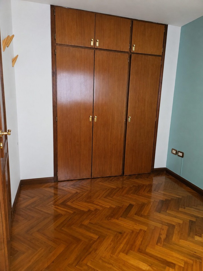 Piso de 5 Ambientes C/Cochera en el Centro de Castelar Norte