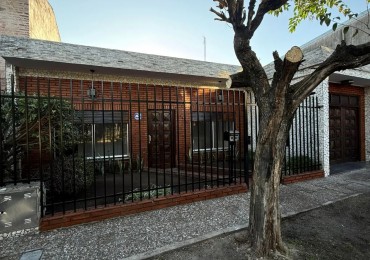 Casa 3 Ambientes con Cochera en Castelar Norte Apto Credito