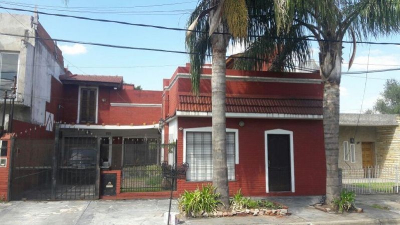 Foto Casa en Venta en Castelar, Buenos Aires - U$D 210.000 - pix48033757 - BienesOnLine