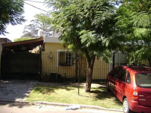 Foto Casa en Venta en Castelar, Buenos Aires - U$D 120.000 - pix48397757 - BienesOnLine