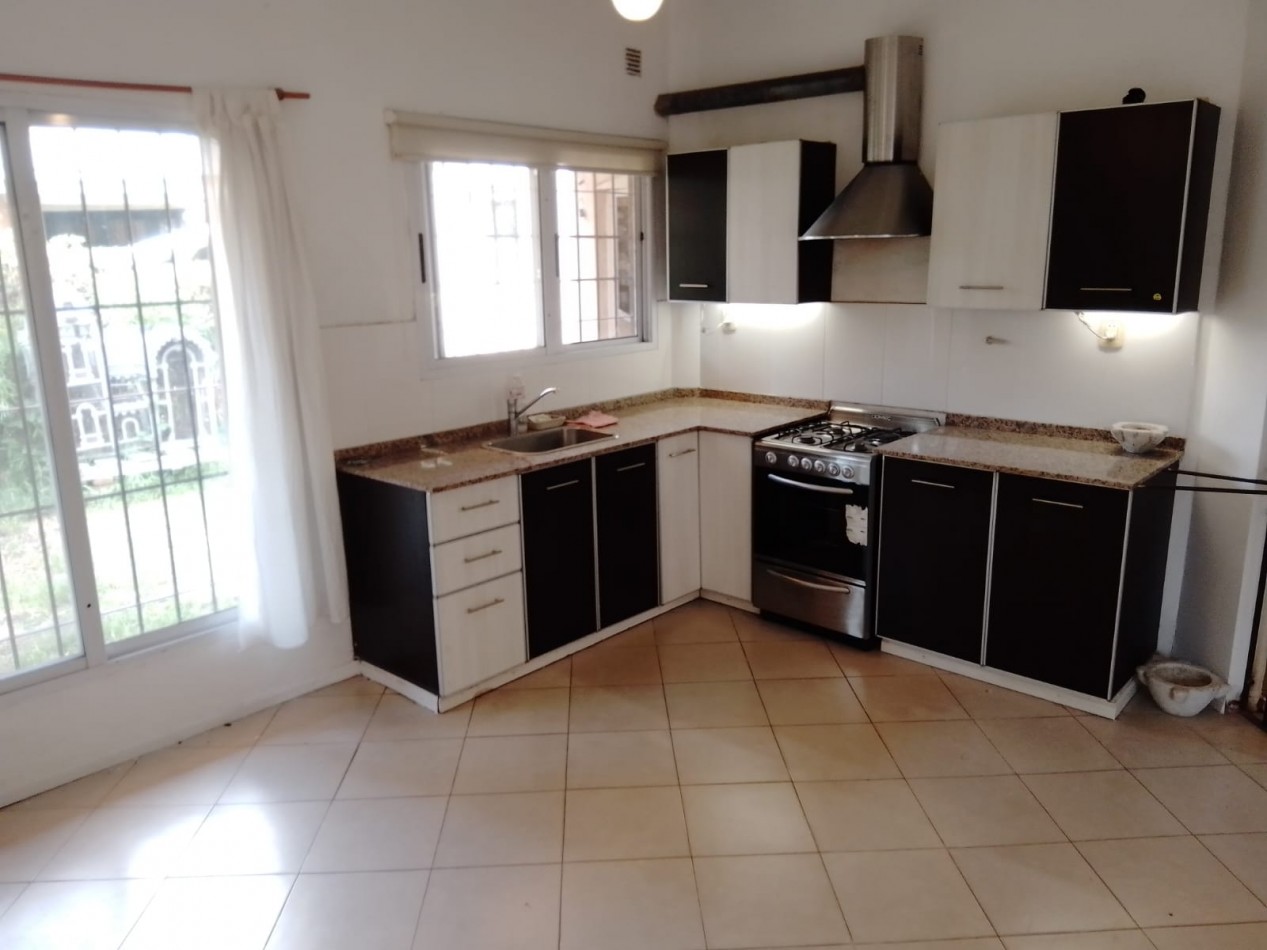 Casa 4 Ambientes C/Cochera En Castelar Norte