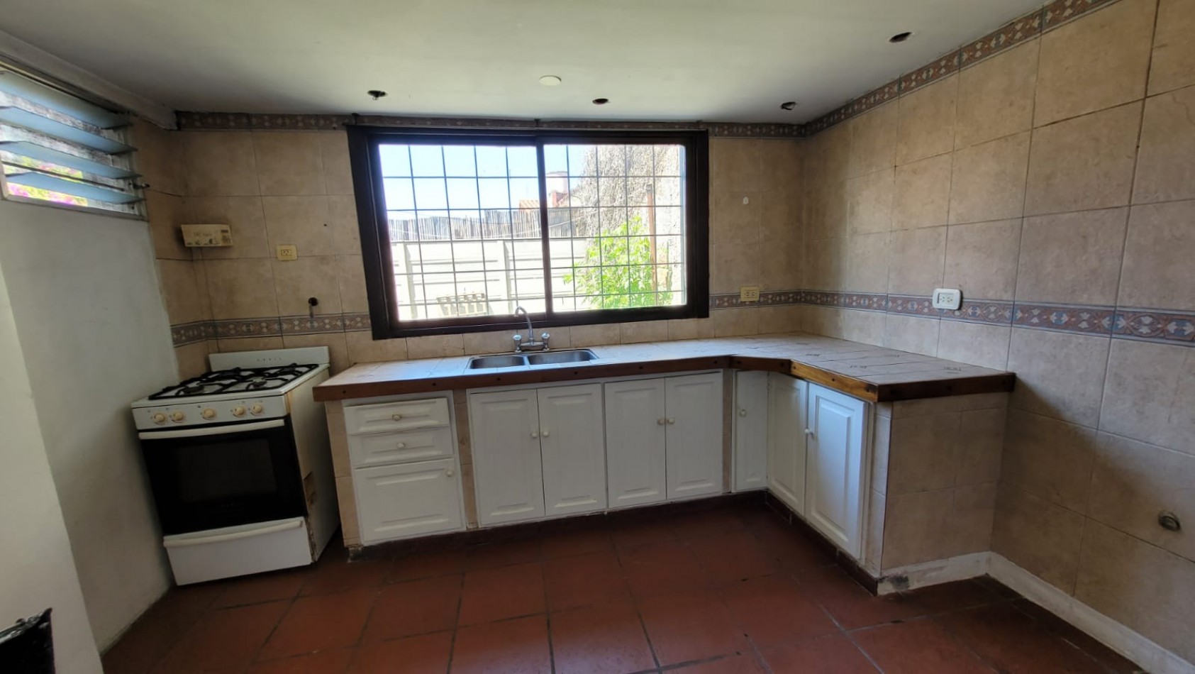 Alquiler Casa 6 Ambientes C/Fondo y Cochera En Castelar Norte