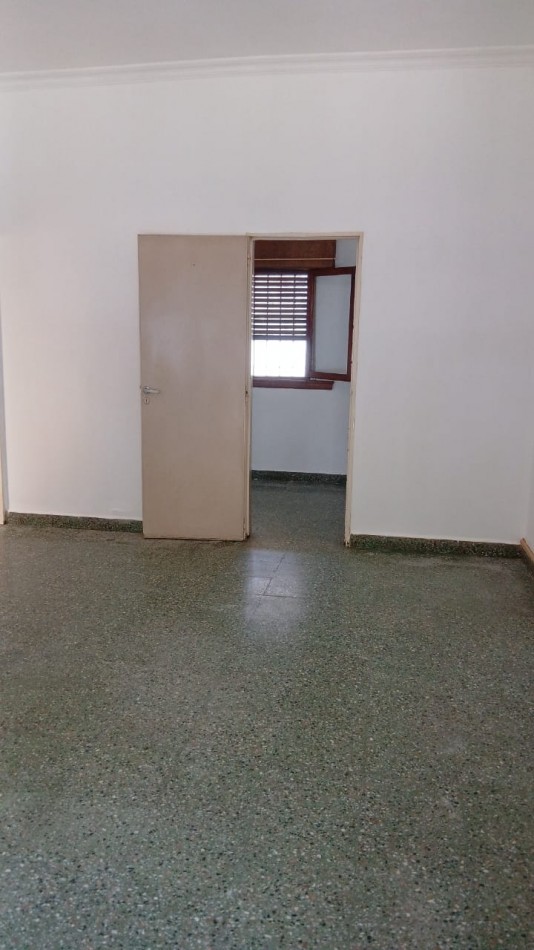 Casa 4 Ambientes C/Cochera y Fondo En Moron Sur Apto Credito
