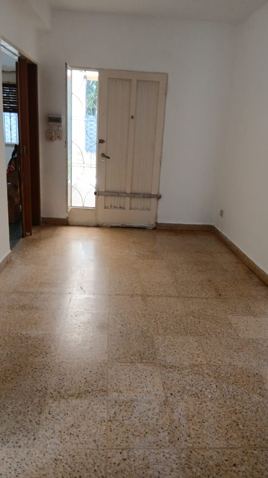 Casa 4 Ambientes C/Cochera y Fondo En Moron Sur Apto Credito