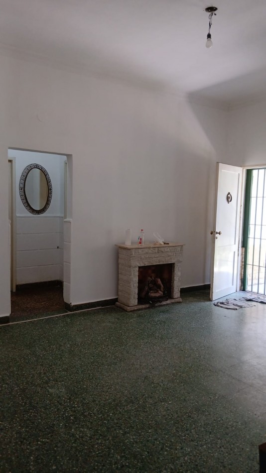 Casa 4 Ambientes C/Cochera y Fondo En Moron Sur Apto Credito