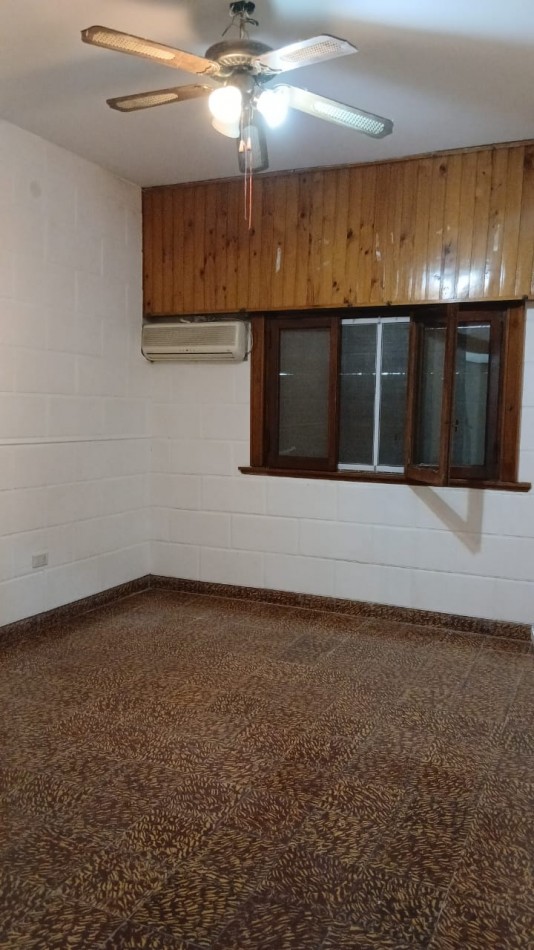 Casa 4 Ambientes C/Cochera y Fondo En Moron Sur Apto Credito