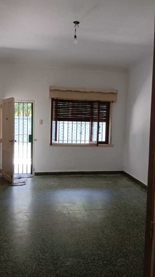 Casa 4 Ambientes C/Cochera y Fondo En Moron Sur Apto Credito