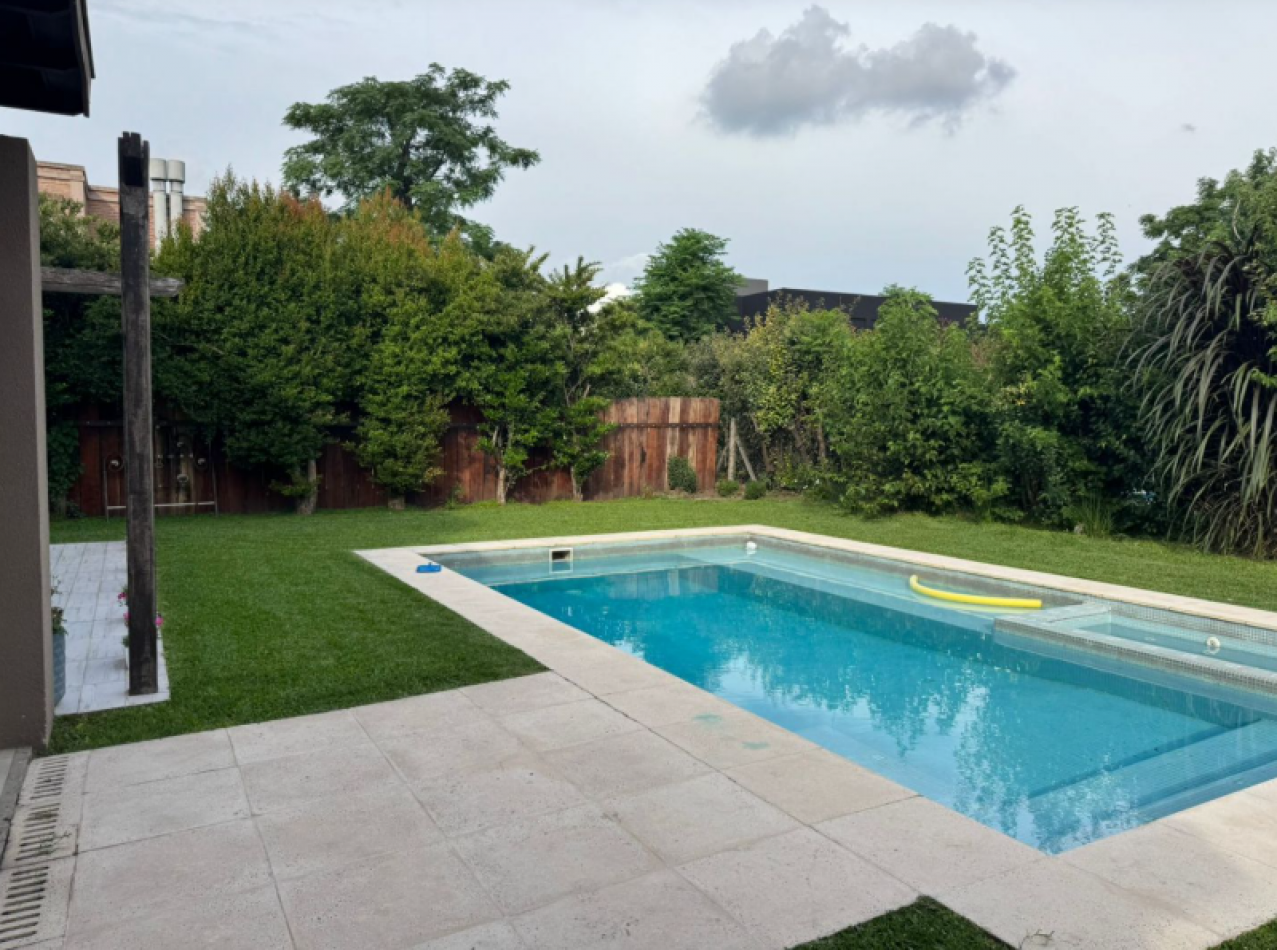 Casa 5 Ambientes C/Piscina en Altos Del Sol Ituzaingo