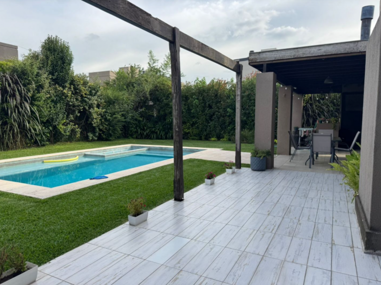 Casa 5 Ambientes C/Piscina en Altos Del Sol Ituzaingo
