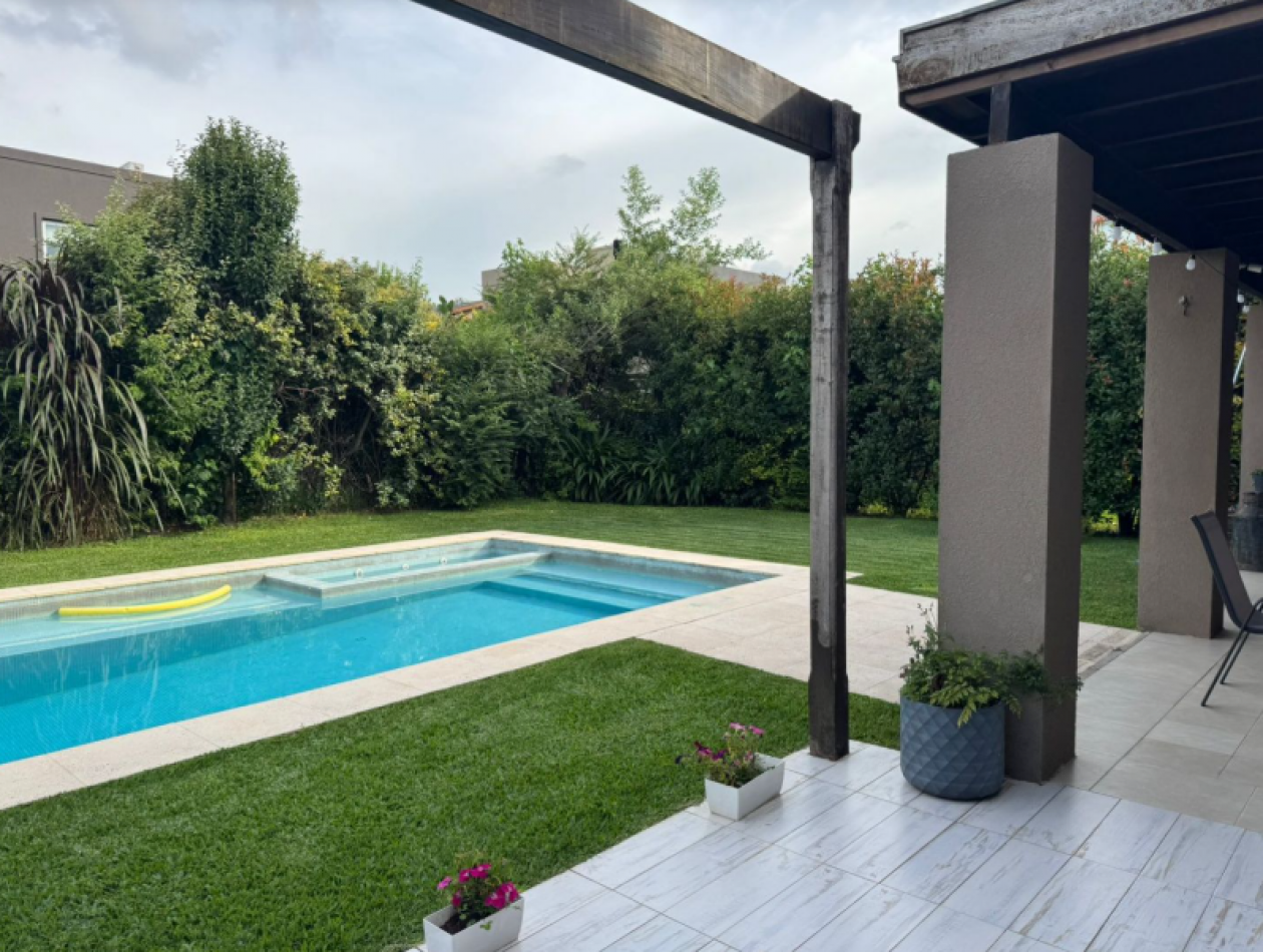 Casa 5 Ambientes C/Piscina en Altos Del Sol Ituzaingo