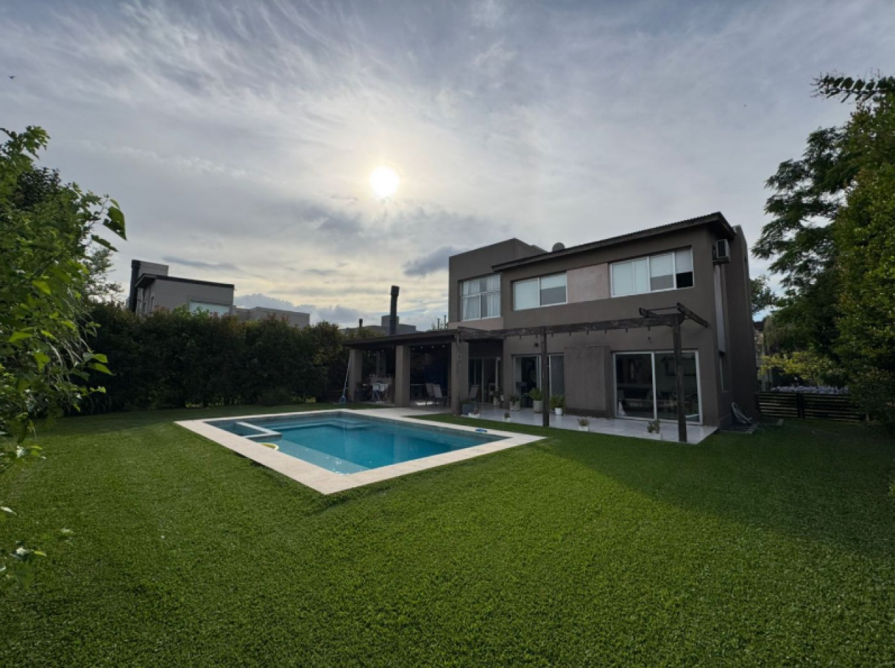 Casa 5 Ambientes C/Piscina en Altos Del Sol Ituzaingo