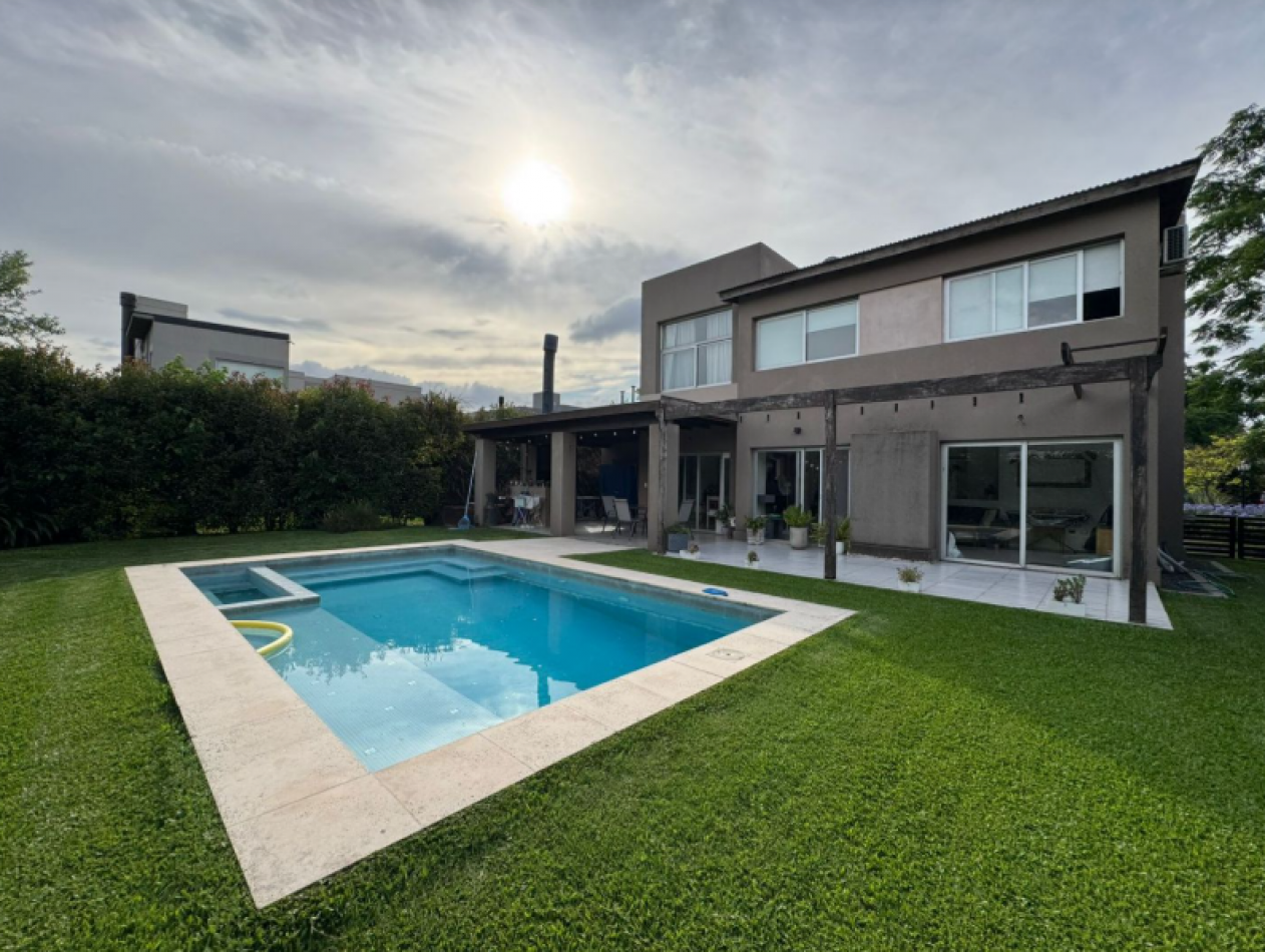Casa 5 Ambientes C/Piscina en Altos Del Sol Ituzaingo