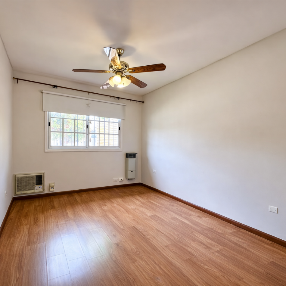 Chalet 5 Amb C/Cochera Y Fondo Libre En Ituzaingo Norte Apto Credito