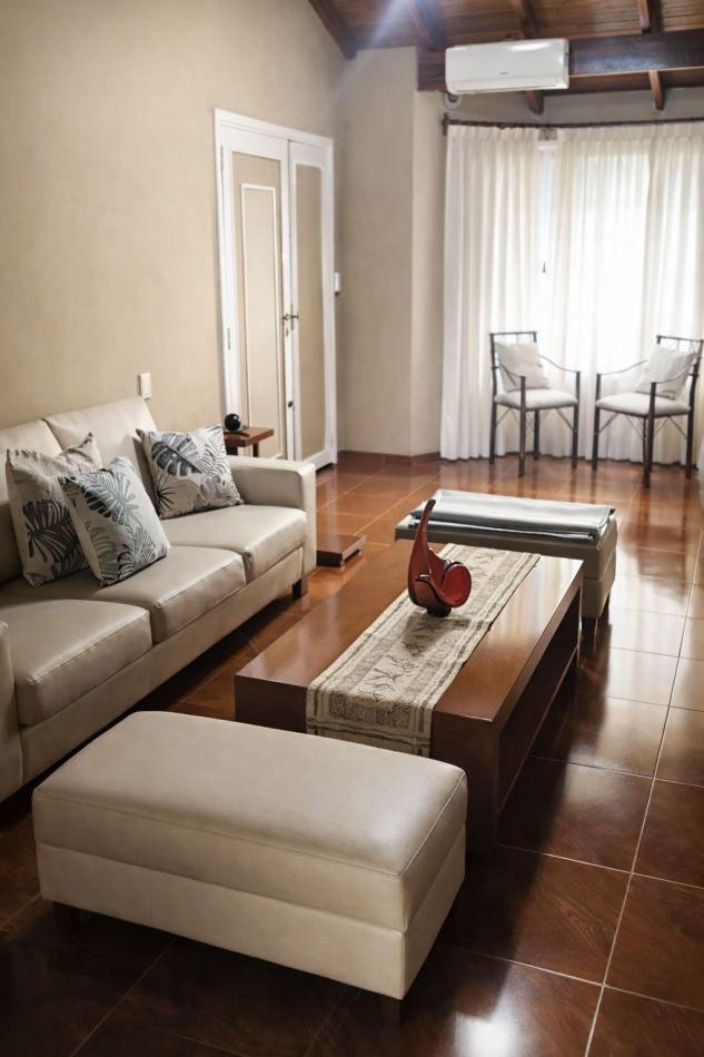 Chalet 5 Amb C/Cochera Y Fondo Libre En Ituzaingo Norte Apto Credito