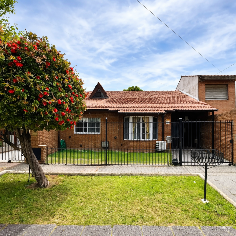 Chalet 5 Amb C/Cochera Y Fondo Libre En Ituzaingo Norte Apto Credito