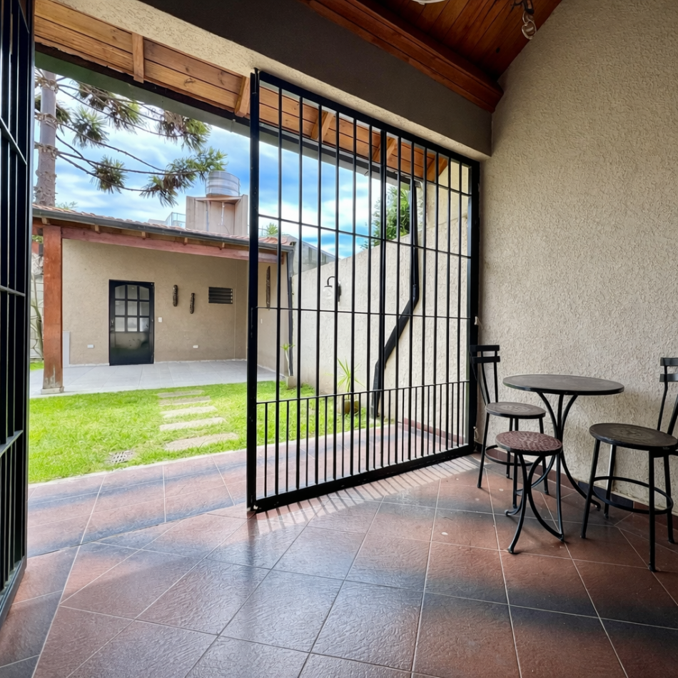 Chalet 5 Amb C/Cochera Y Fondo Libre En Ituzaingo Norte Apto Credito