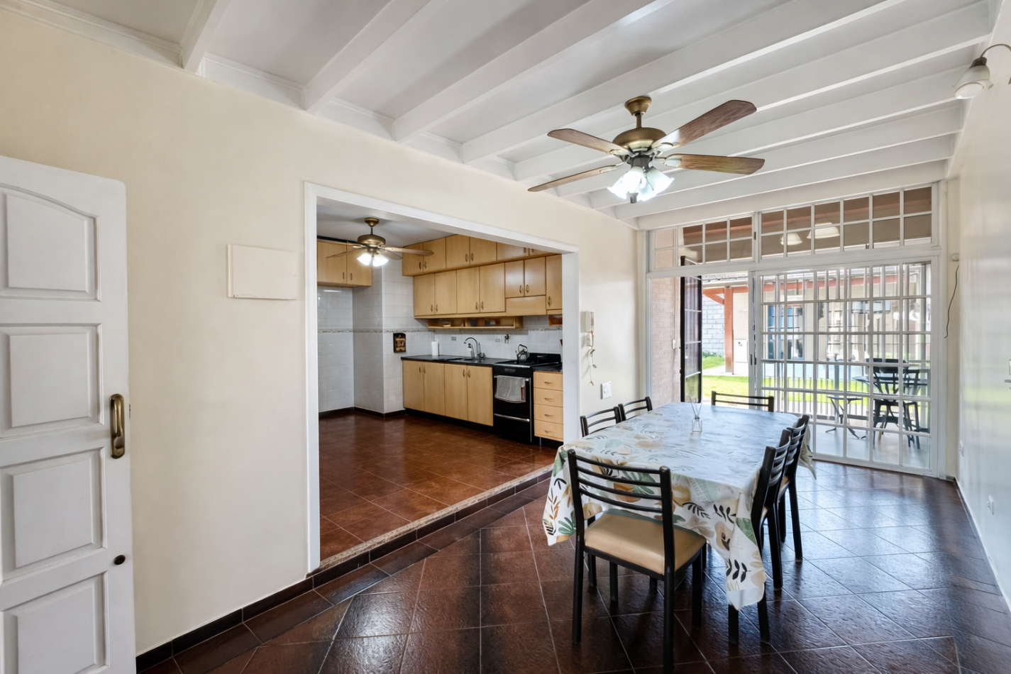 Chalet 5 Amb C/Cochera Y Fondo Libre En Ituzaingo Norte Apto Credito