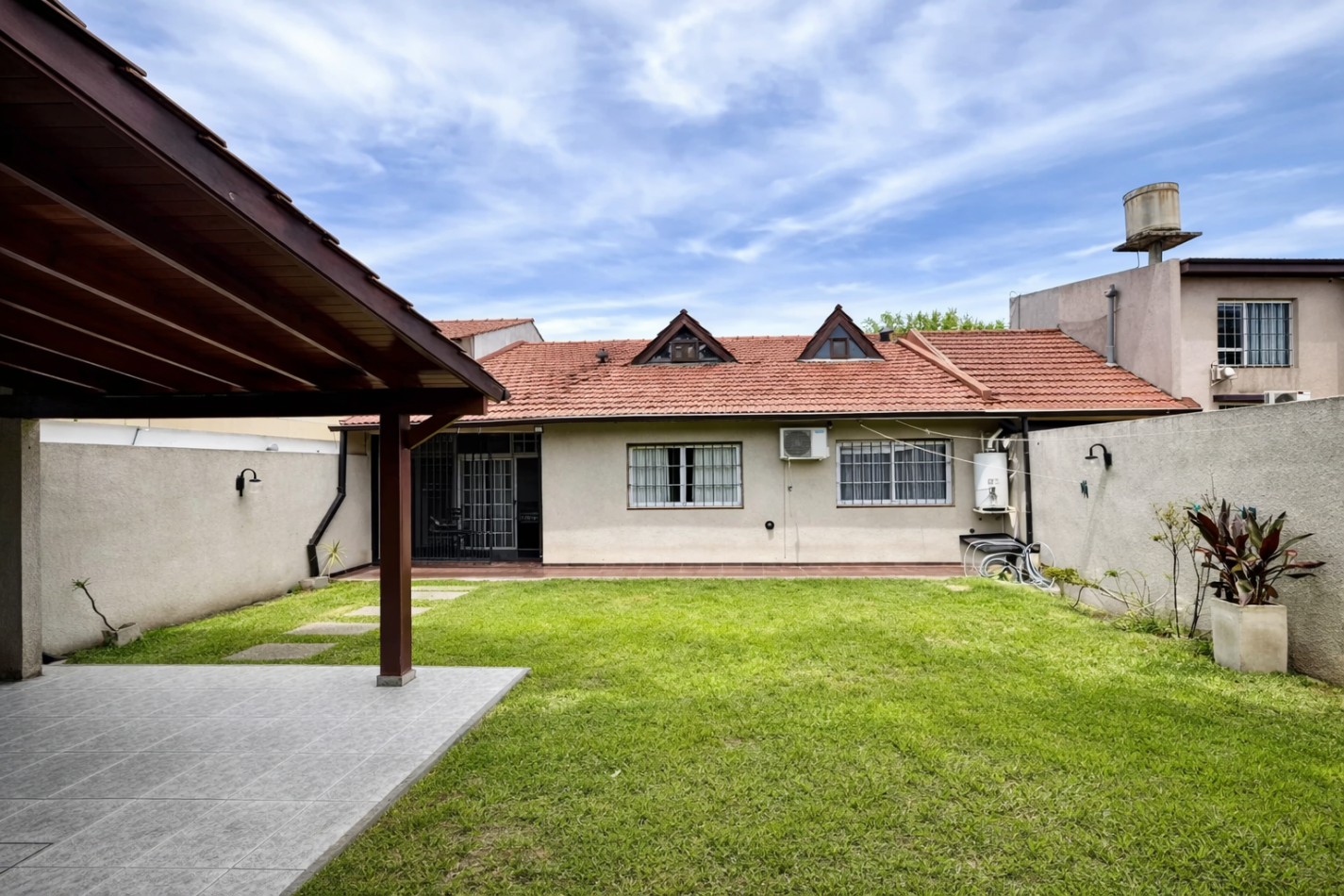 Chalet 5 Amb C/Cochera Y Fondo Libre En Ituzaingo Norte Apto Credito