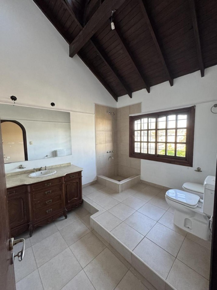 Chalet 5 Ambientes con Fondo y Piscina en Castelar Norte