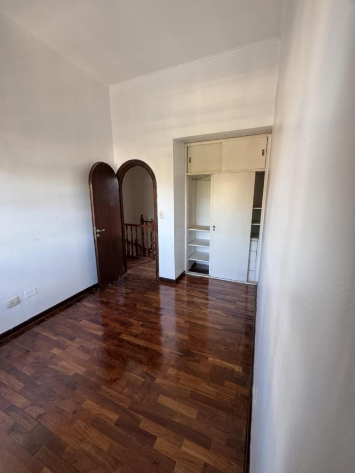 Chalet 5 Ambientes con Fondo y Piscina en Castelar Norte