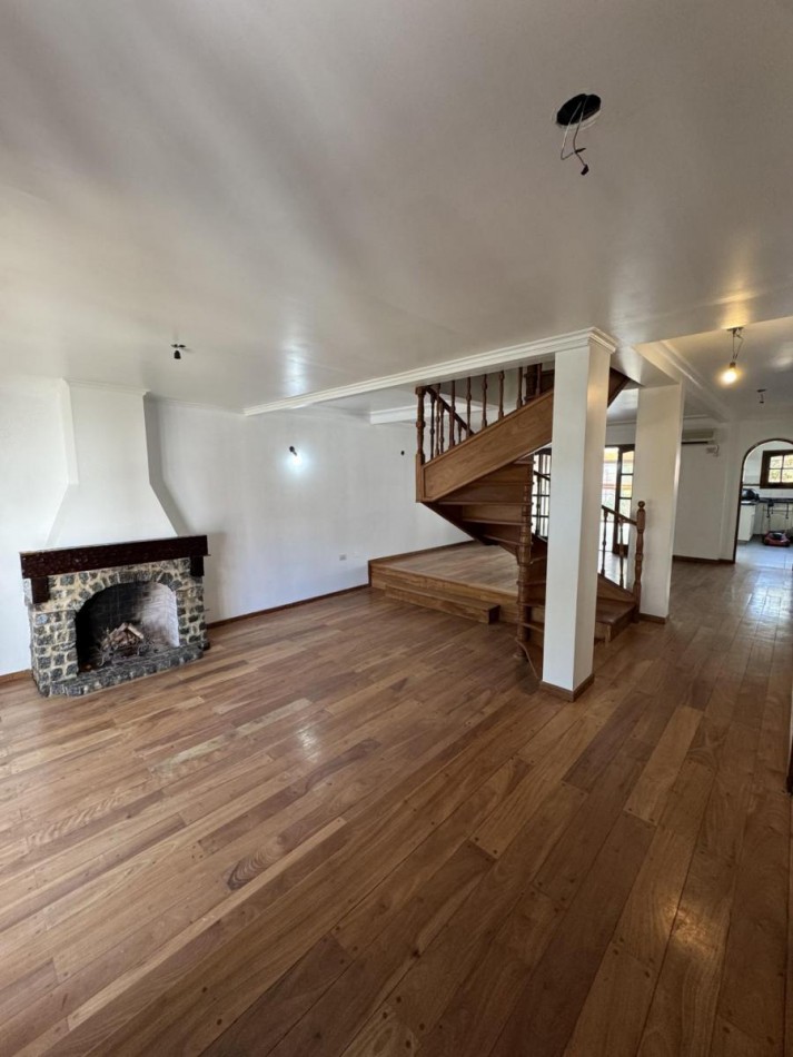 Chalet 5 Ambientes con Fondo y Piscina en Castelar Norte