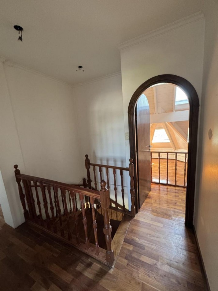 Chalet 5 Ambientes con Fondo y Piscina en Castelar Norte