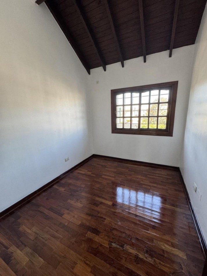 Chalet 5 Ambientes con Fondo y Piscina en Castelar Norte