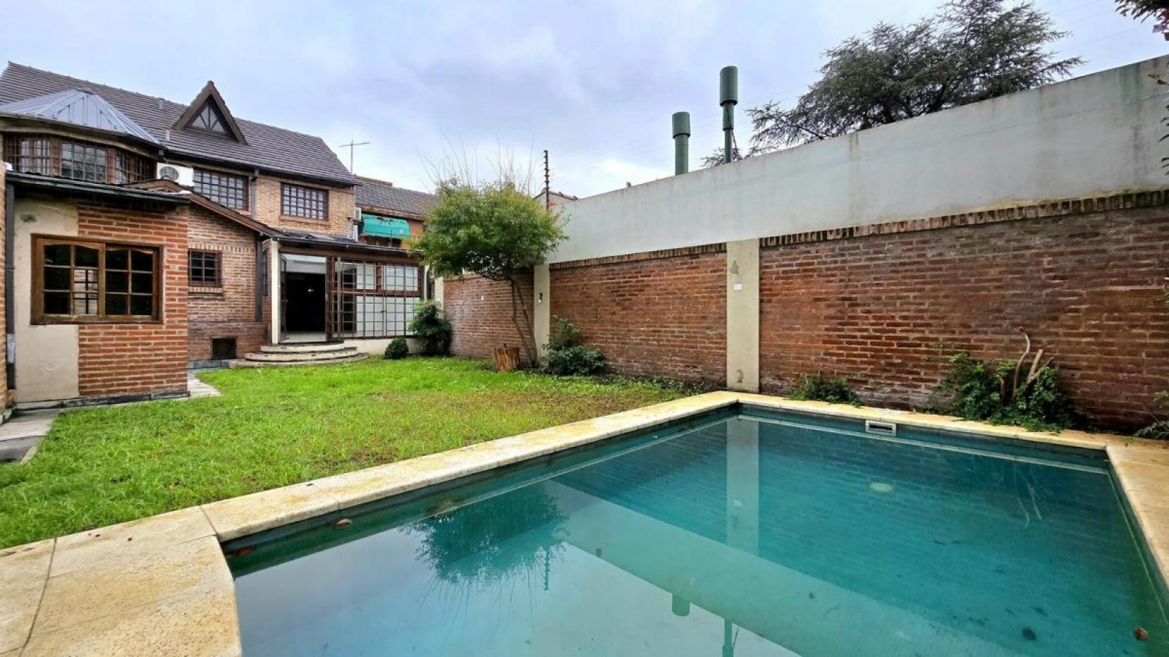 Chalet 5 Ambientes con Fondo y Piscina en Castelar Norte