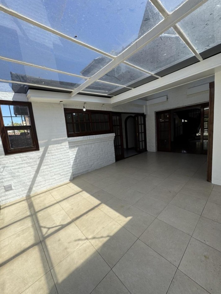 Chalet 5 Ambientes con Fondo y Piscina en Castelar Norte