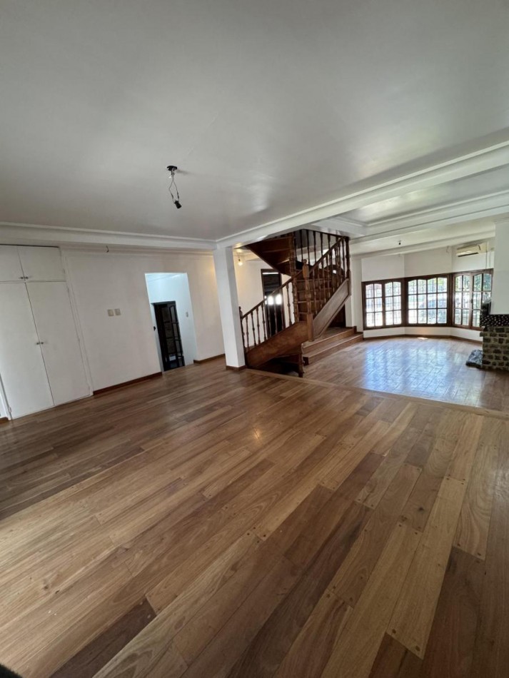 Chalet 5 Ambientes con Fondo y Piscina en Castelar Norte